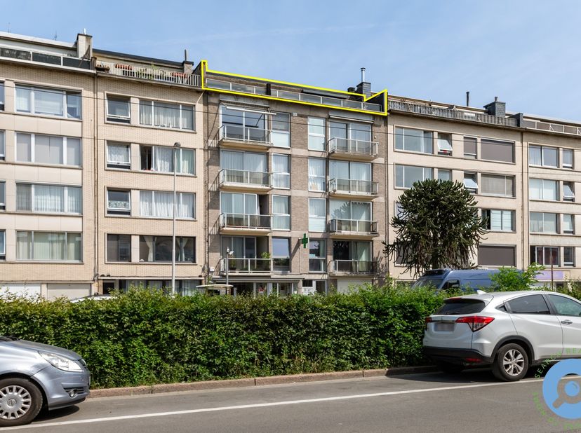 Bent u op zoek naar een dakappartement met potentieel, veel lichtinval en uitzonderlijke buitenruimtes? Dan is dit appartement op de bovenste verdiepi