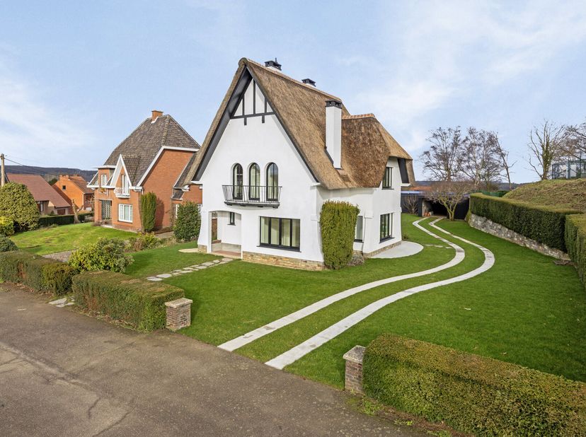 Instapklare, gerenoveerde woning met ruim bijgebouw in een groene, rustige omgeving. EPC 58kWh/m3 : A-Label!!!&lt;br /&gt;
Ontdek deze uitzonderlijke, volle