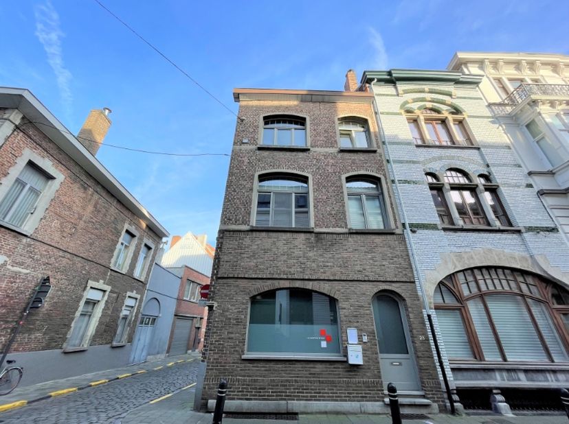 Mooie rustig gelegen praktijkruimte in hartje Gent - 100 m van Gravensteen.&lt;br /&gt;
&lt;br /&gt;
Het pand bestaat uit een inkom, 1 praktijkruimte, badkamer me
