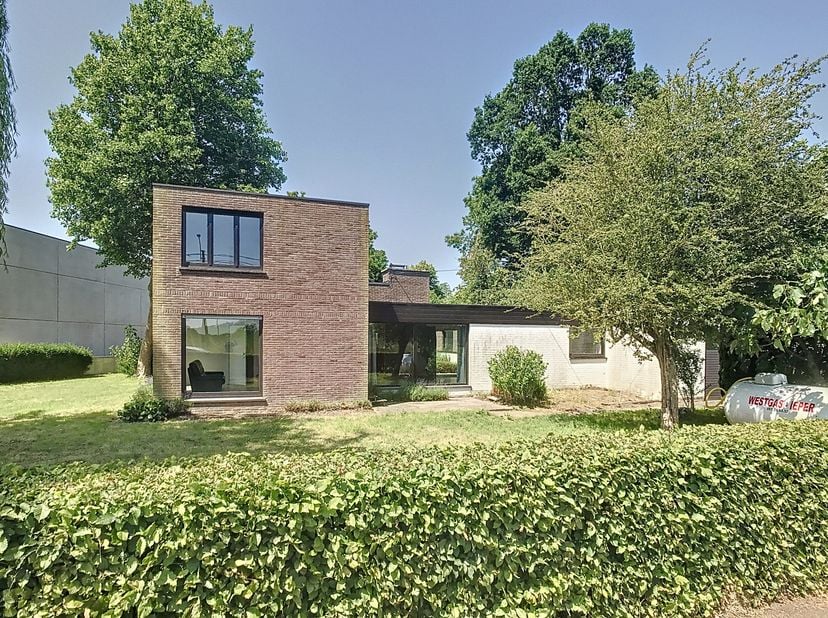 Cette maison individuelle située sur le Boescheepseweg, à un kilomètre du périphérique de Poperinge, bénéficie d&#039;un emplacement très calme et offre un