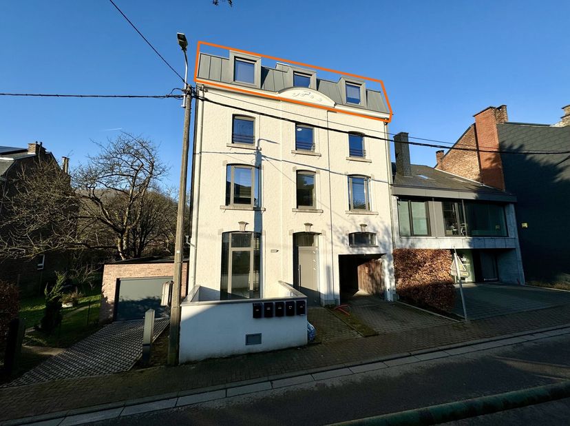 Appartement au 3eme étage de ±90m²:&lt;br /&gt;
-Séjour sur carrelage de ±38m² ,&lt;br /&gt;
-Cuisine équipée sur carrelage de ±5m² (four, taques, hotte, frigo, é