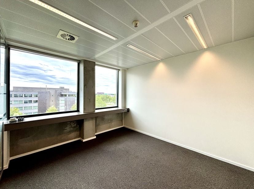 Caractéristiques de l&#039;espace de bureau:&lt;br /&gt;
- Beaucoup de lumière: grâce aux grandes fenêtres, vous pouvez profiter de la lumière naturelle tout au