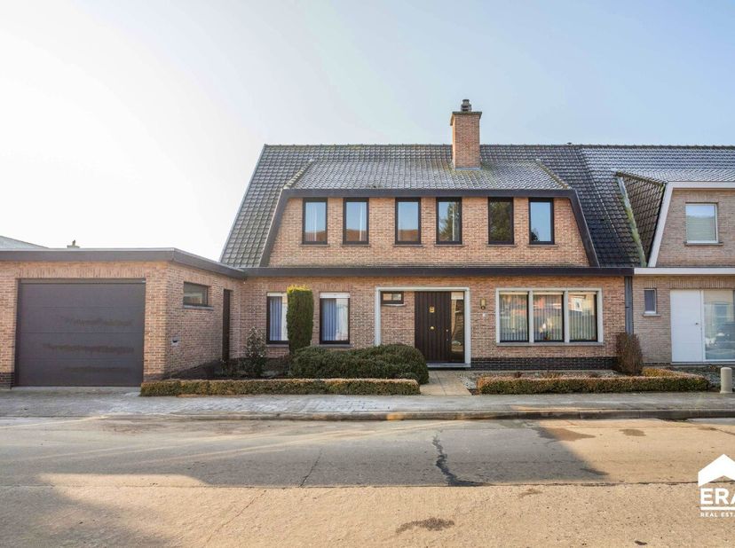 À propos de la maisonSpacieuse maison semi-ouverte à Roulers offrant 216,6 m² sur un terrain de 686 m². Construite en 1984, elle comprend 4 chambres,