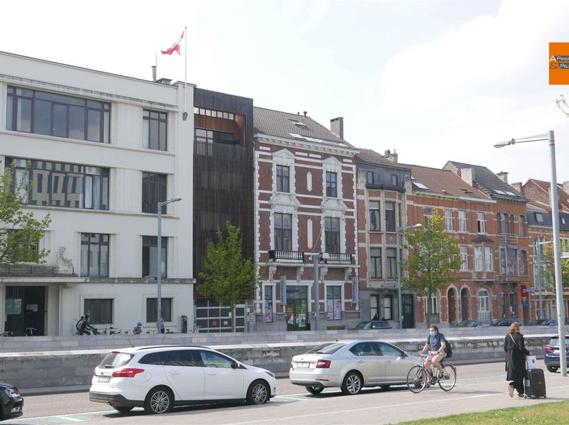 Vier unieke kantoorunits zijn nu beschikbaar voor verhuur in een elegant kantoorgebouw nabij het station van Leuven. Dit voormalige herenhuis, dat met