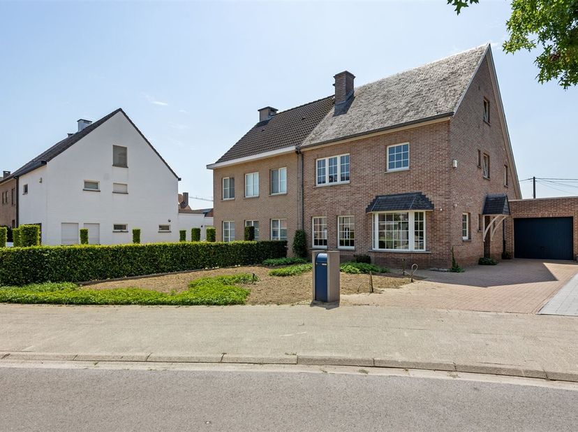 Deze prachtige woning is gelegen op een centrale doch rustige locatie. U bevindt zich op wandelafstand van winkels, scholen en het openbaar vervoer. O