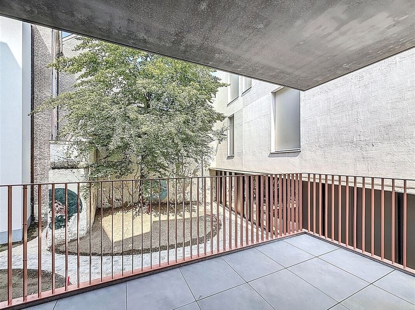 BEZOEK? Bel 09.225.00.78. In een moderne, kleinschalige residentie met slechts vijf wooneenheden bevindt zich dit energiezuinige duplex-appartement me