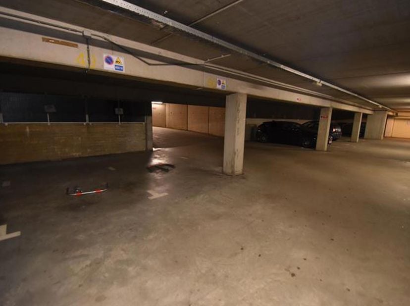 Elsene uitstekende locatie tussen de Louizalaan en de Elsensesteenweg 40 verschillende parkeerplaatsen per stuk te koop in de kelder. Voor investering