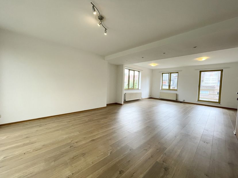 WEZEMBEEK-OPPEM, nabij IDSB (Duitse school). Prachtig HUIS (5b / 2b) van 250 m² met tuin en garage. het bestaat op de begane grond uit 2 slaapkamers v