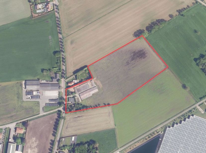 De hoeve bestaat uit een bungalow woning en 2 stallen en open loods.&lt;br /&gt;
Er is circa 1.500 m² oppervlakte aan stallen.&lt;br /&gt;
Aanpalend is er perceel