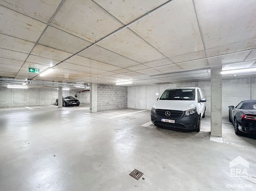 ERA CHATELAIN stelt u een parkeerplaats voor met een ideale ligging in de wijk Canal de Willebroeck in Brussel. Zijn sterke punten : de ligging recent