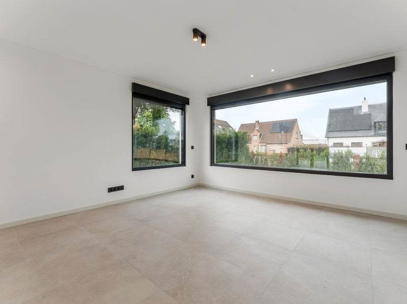 Deze vrijstaande woning nabij het centrum van Hoogstraten op perceel van 732 m² kende in 2025 een totaalrenovatie. Ze is voorzien van een hoogwaardige