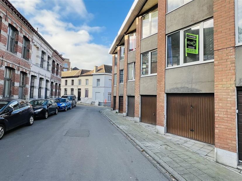 Situé en plein coeur de la ville, ce studio offre un espace de vie comprenant une kitchenette, des toilettes et une salle de douche. &lt;br /&gt;
Accessible