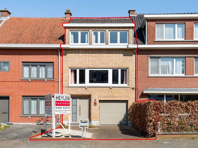 Deze woning is gelegen op een zeer centrale ligging. De verbindingswegen, het openbaar vervoer, de winkels en horeca alsook de E17 naar Antwerpen en G