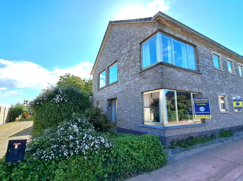 Ruime gezinswoning met 5 slaapkamers en 2 badkamers, in half open bebouwing en landelijk gelegen. Deze goed onderhouden woning is gelegen op een perce