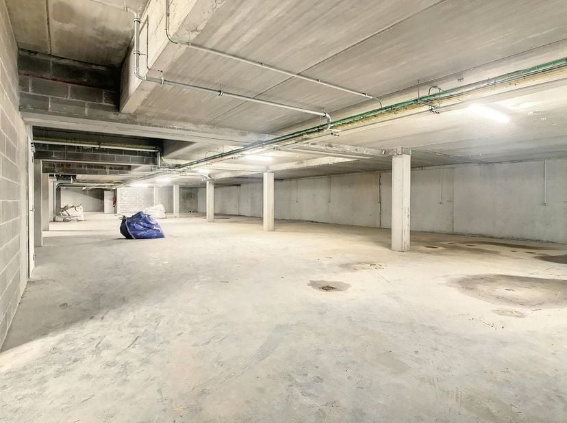 Ondergrondse autostaanplaats te koop in centrum Wielsbeke, in residentie Fleur de Lin in de Baron van der Bruggenlaan. De parking is vlot bereikbaar v