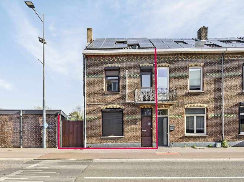 Ontdek dit te renoveren herenhuis met veel potentieel, gelegen op Maastrichterweg 269 in Lanaken (Smeermaas), op een steenworp van de Nederlandse gren