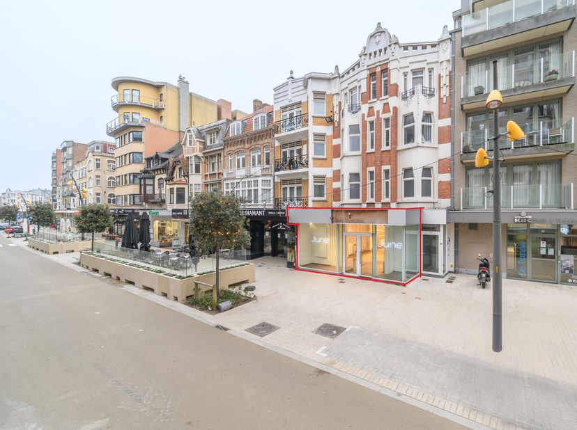 Deze handelsruimte, gelegen in de commerciële Zeelaan te De Panne heeft een winkeloppervlakte van 358 m² met bijhorende kelder ( 57 m²). Mooie etalage