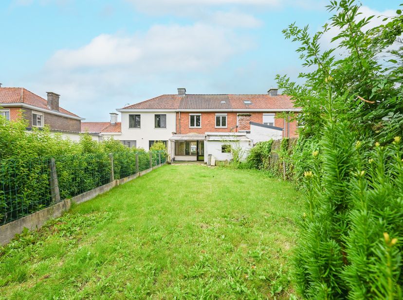 Deze aantrekkelijk gelegen, verder te renoveren woning met drie slaapkamers, op de bosmolens bevindt zich op een perceel van ca. 224 m². De bewoonbare