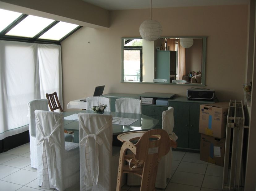 Appartement op tweede verdieping (zonder lift) gelegen in centrum Leopoldsburg. Privé berging gelijkvloers en carport bereikbaar via de achter ingang