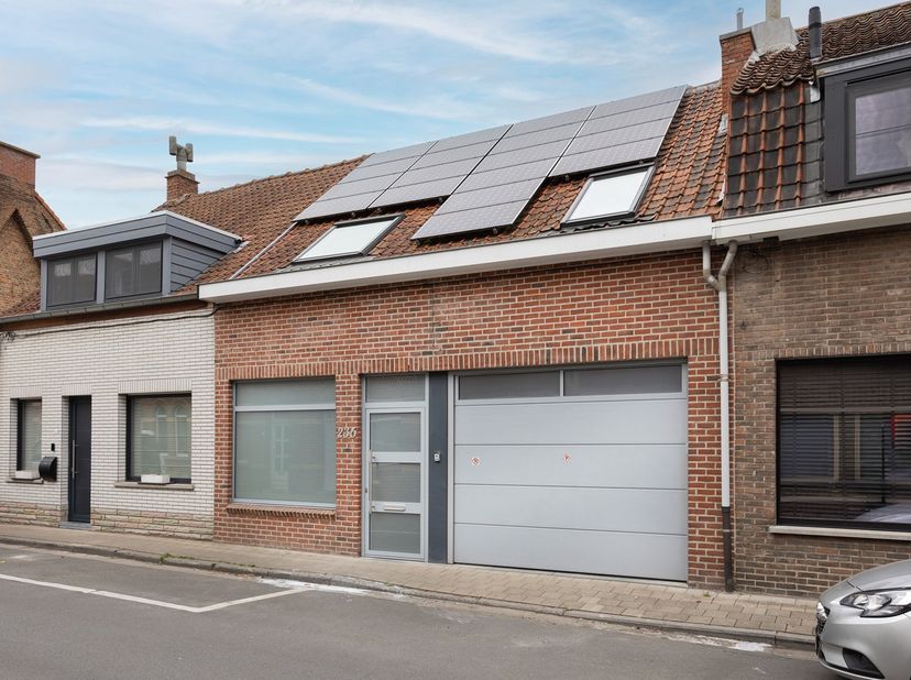 In de www.bissegemsestraat236.be in Bissegem stellen we jou graag deze woning voor.  Dankzij de mooie breedte van het perceel en de grote bruikbare wo