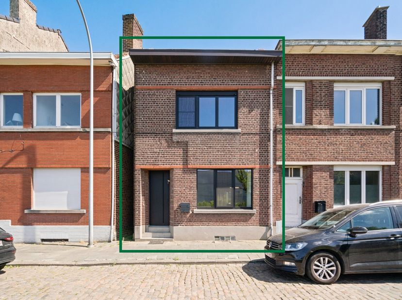 Ben je op zoek naar een moderne en comfortabele woning op een rustige locatie? Deze prachtige woning, volledig gerenoveerd in 2024, biedt alles wat je