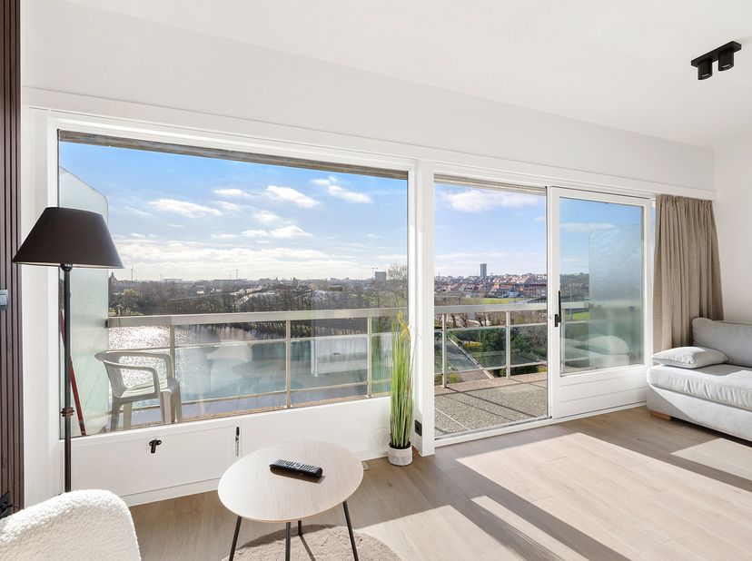 Deze volledig vernieuwde zonnige studio/appartement is goed en rustig gelegen in Res. Laguna Beach op 800m van de Zeedijk.&lt;br /&gt;
Mooi en hoogwaardig a