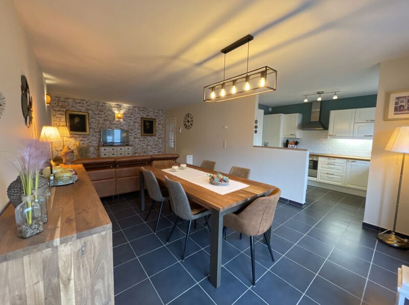 Vlakbij het Place de Hoves, met gemakkelijke toegang tot de snelweg A8, zeer aangenaam appartement van 96 m² op de 1e verdieping (geen lift) in perfec