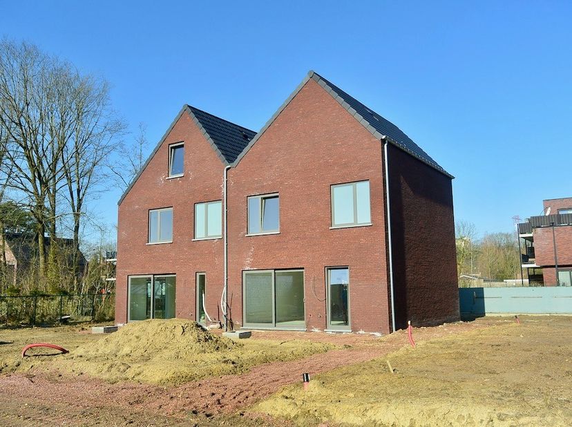 Nieuwbouwwoning in een nieuw woonproject met 4 slaapkamers ! Inkom , apart toilet , woonkamer met open keuken , berging . Verdiep :  Nachthal , 3 slaa