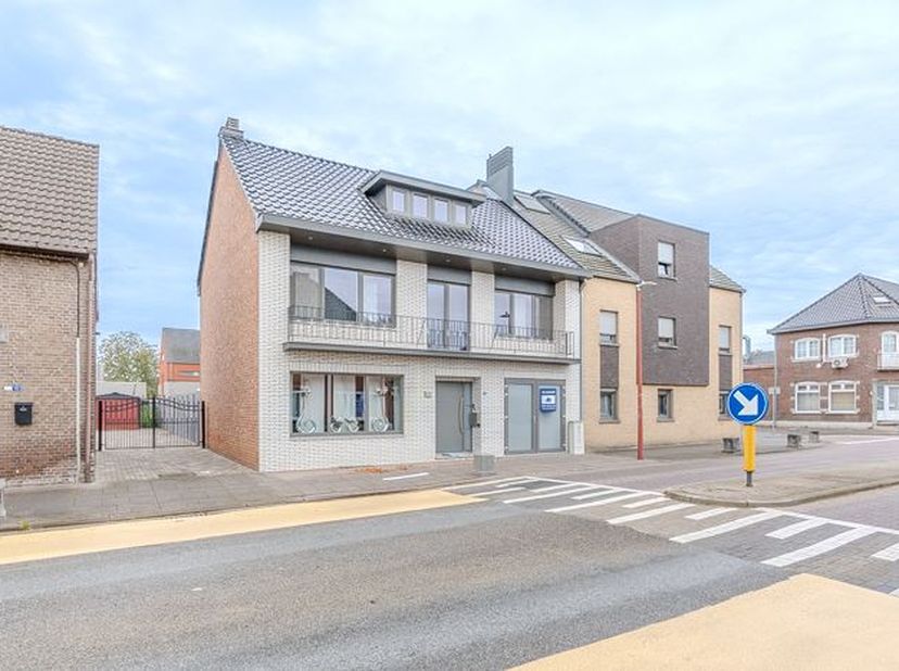 Nabij het centrum van Maasmechelen bevindt zich deze volledig gerenoveerde gezinswoning.&lt;br /&gt;
&lt;br /&gt;
Het geheel werd in 2007 volledig gerenoveerd met