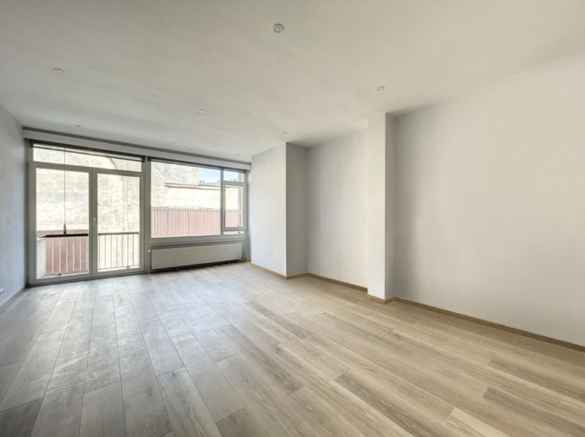 ERA CHATELAIN vous propose ce superbe appartement de 3 chambres de 100m2, idéalement situé entre la place Brugmann et la Chaussée de Waterloo, non loi