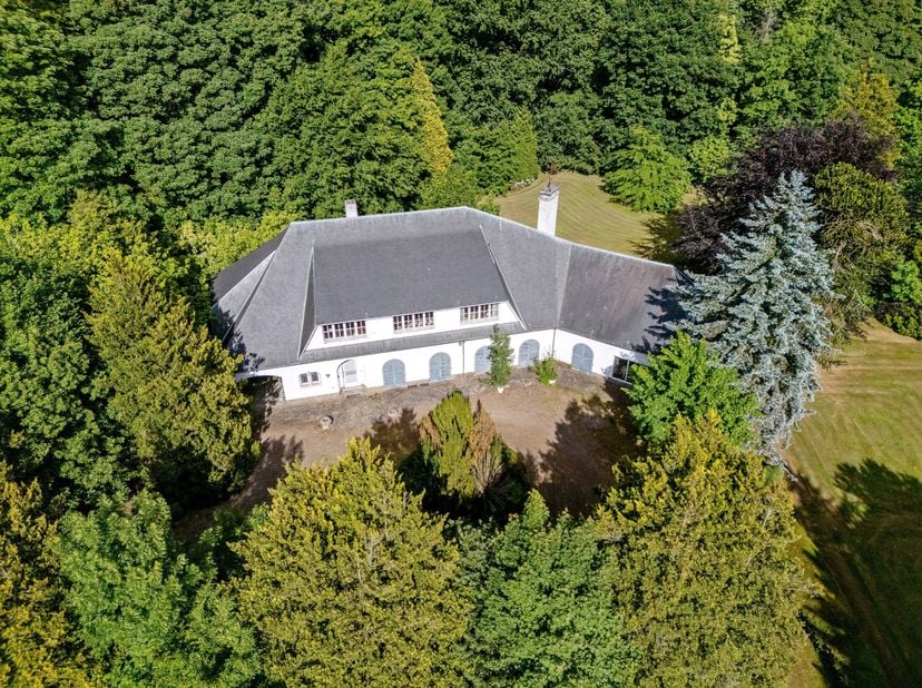 Renovatieproject: Statige villa op uitzonderlijk domein van 4,2 hectare in Hove  met tweede woning, zwembad, tennisterrein en parkgebied&lt;br /&gt;
In het
