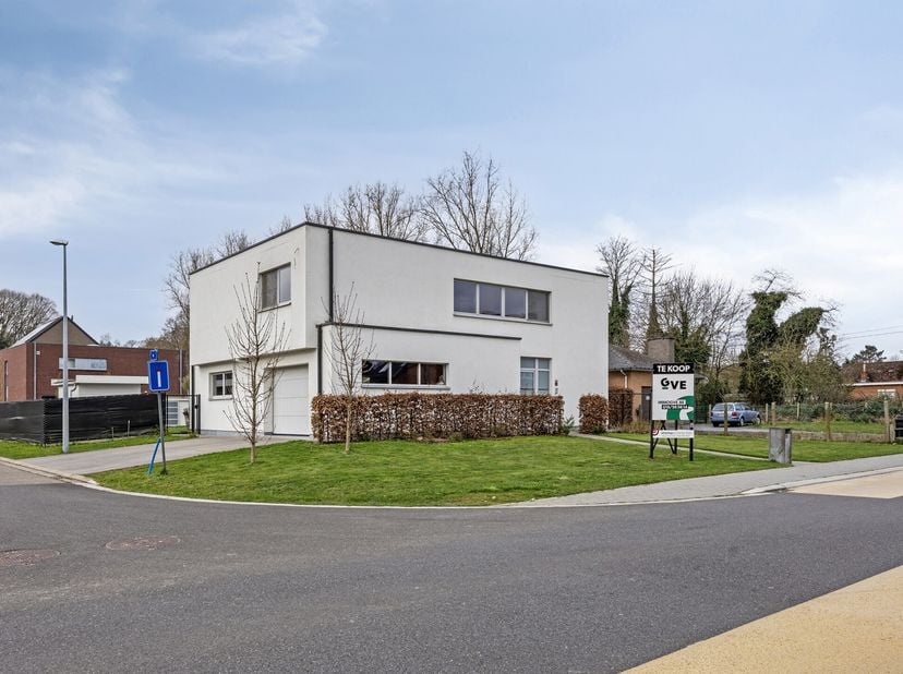 Cette magnifique maison contemporaine à Aarschot, datant de 2012, allie espace, luxe et confort dans un emplacement exceptionnel, à seulement 2 kilomè