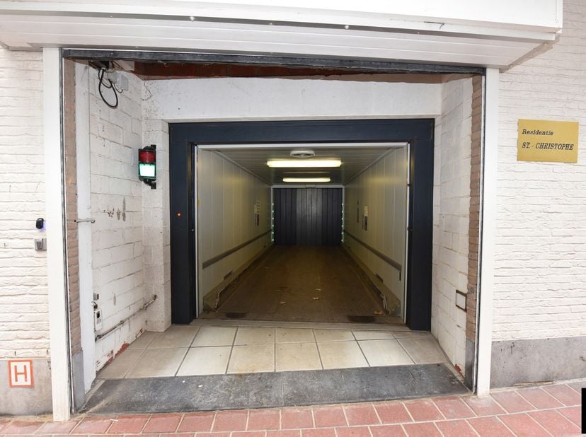 Autostaanplaats gelegen in residentie La Fayette (Zeedijk-Zoute nr 732), ingang Antoine Bréartstraat.&lt;br /&gt;
Breedte: 2.30 m&lt;br /&gt;
Hoogte: 1.85 m&lt;br /&gt;