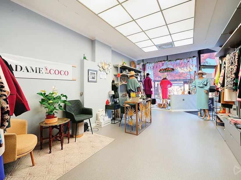 We Invest vous propose ce commerce situé dans un immeuble rénové en septembre 2024. Cet espace de 35 m2 offre un beau cadre de travail à deux pas du p
