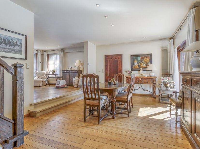Dit ruime halfopen huis is gelegen op een mooi perceel van 1.004m² te koop in Anzegem. Deze woning kan genieten van prachtige leefruimte en ruime leef