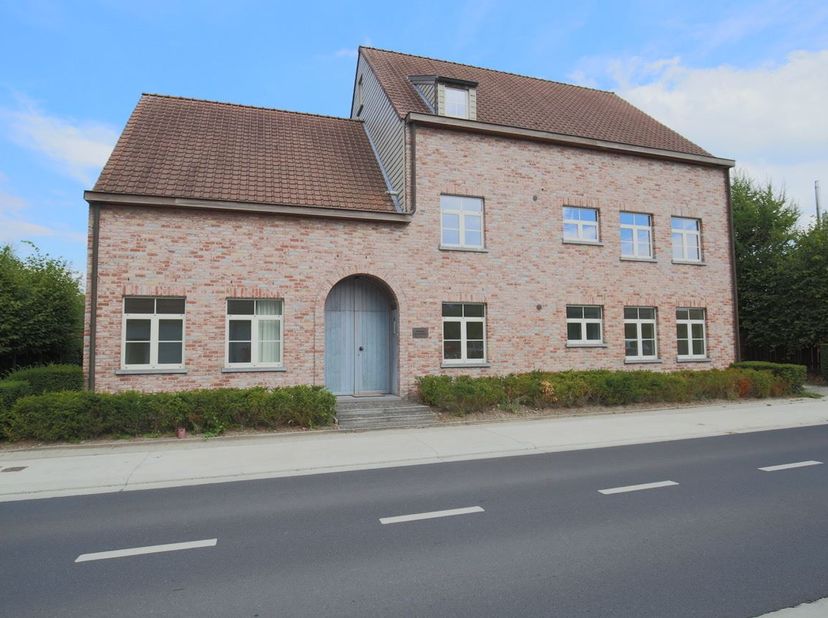 Twee slaapkamer appartement met annex badkamers&lt;br /&gt;
&lt;br /&gt;
Tweede verdiep&lt;br /&gt;
Inkomhal.&lt;br /&gt;
Living met open ingerichte keuken, berg/wasplaats, t