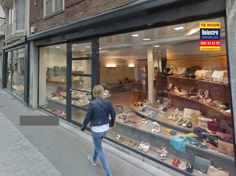 Commercieel pand, gelegen in de Korte Steenstraat in het centrum van Kortrijk. &lt;br /&gt;
Het gaat over de oude winkel van schoenen DELTOUR. &lt;br /&gt;
De win