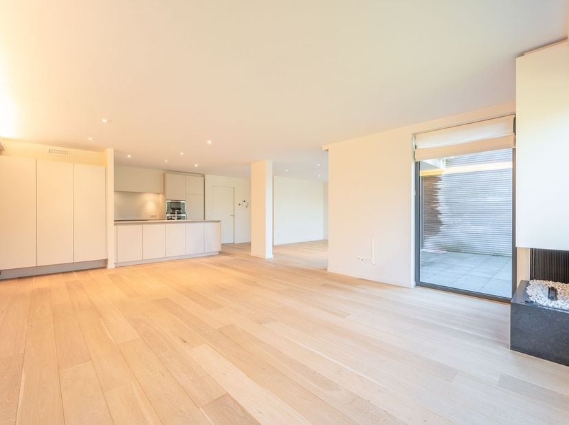 Uitzonderlijk gelegen appartement met ruim terras en uitzicht op het Minnewaterpark. Ingedeeld als volgt: Inkomhal met ingebouwde kasten, gastentoilet