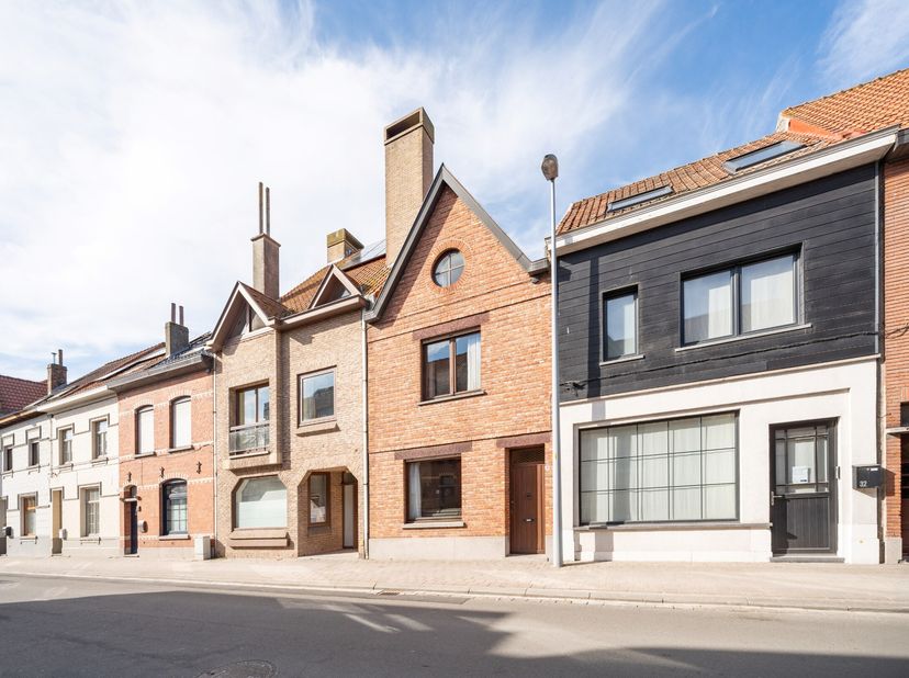 Deze stadswoning is goed gelegen in de Hendrik Consciencestraat te Heist, een mooie brede straat vlakbij de sportvelden, het warenhuis en het commerci