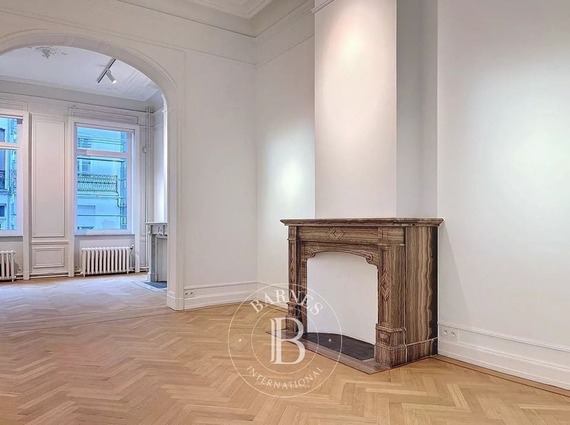 Idéalement situé sur la Rue Saint-Georges, dans le coeur du prestigieux quartier Abbaye et ses galeries, découvrez ce bel espace.&lt;br /&gt;
Le bel étage p