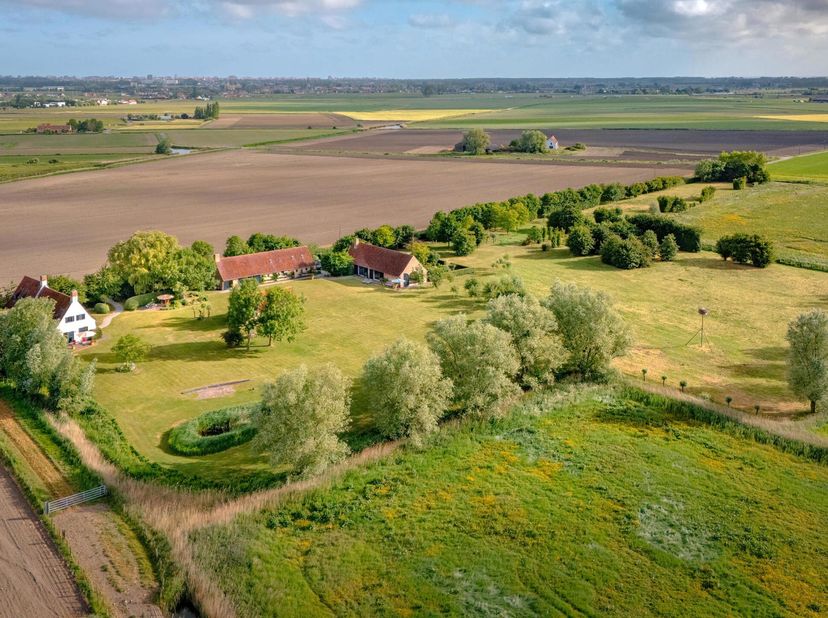 In het charmante Oostkerke bevindt zich dit exclusieve landgoed van 2,89 hectare, een zeldzame parel waar rust, luxe en natuur hand in hand gaan. Omri