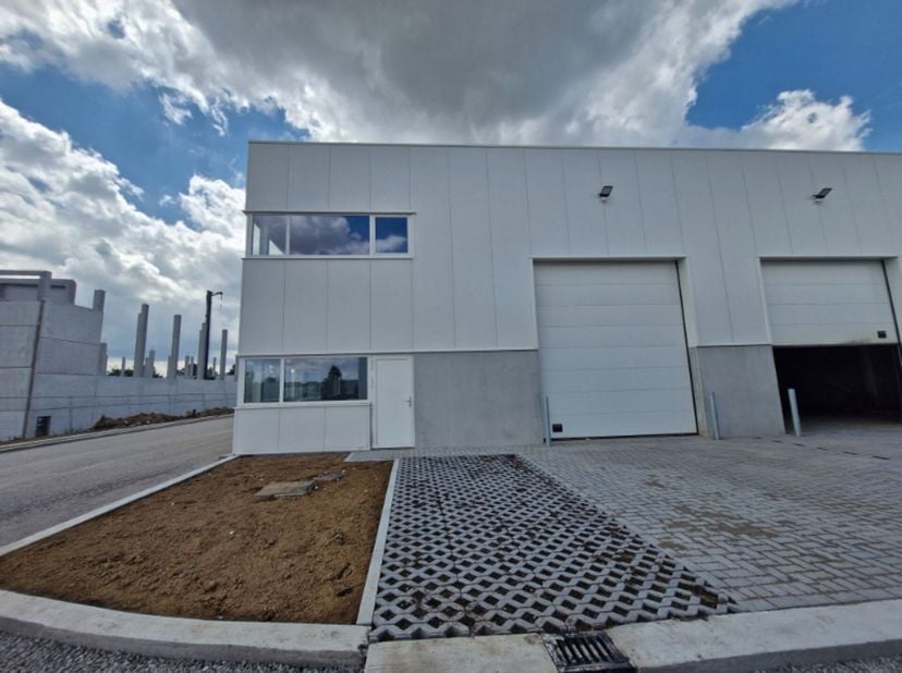 Schitterend atelier/magazijn te huur in Nivelles Nord. Gelegen nabij de E19, N4 en E420. Oppervlakte van +/- 216 m² + 37m² mezzanine. 2 parkeerplaatse