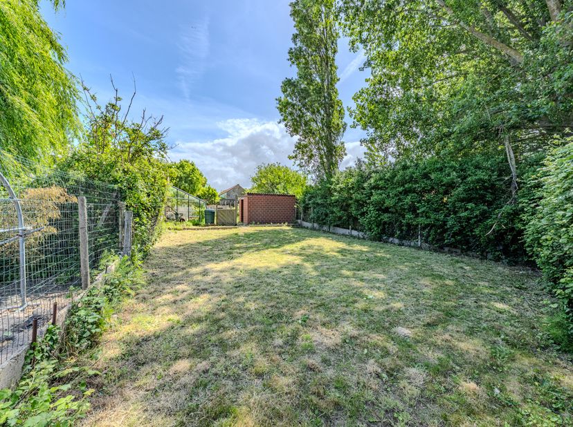 Maison mitoyenne de trois chambres à vendre à Westende (Lombardsijde), Schoolstraat 45. La maison comprend 3 chambres et un grand jardin. Elle est sit