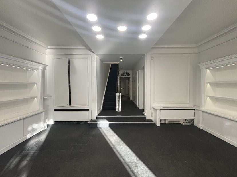 Handelspand van ca. 280 m² te huur in het centrum van Kortrijk. Gelegen tussen het Schouwburgplein en de Grote Markt.&lt;br /&gt;
Indeling: &lt;br /&gt;
Gelijkvlo