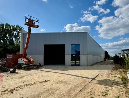                                         Bâtiment d’entreprise à louer à Asse, € 3.050
