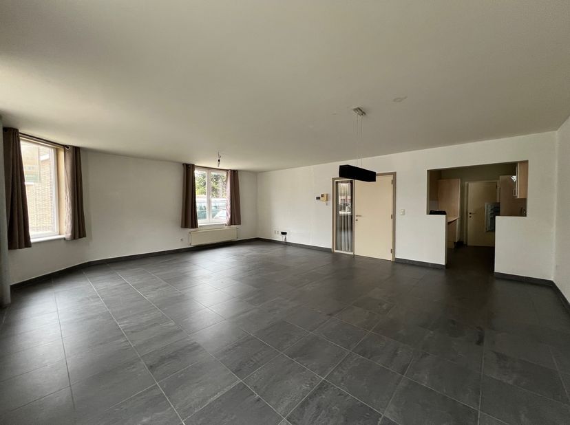 Dit ruime appartement (124m²) heeft een goede bereikbaarheid en is gelegen op de hoek van de Leliestraat en de Violierstraat, dichtbij scholen, De Spi