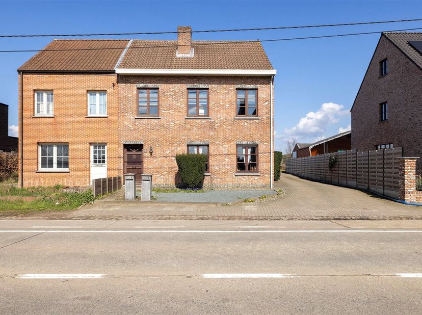 Opbrengsteigendom bestaande uit 2 app, 3 garages en ruime opslagplaats. &lt;br /&gt;
Het pand is zeer gunstig gelegen op de verbindingsweg tussen Herenthout