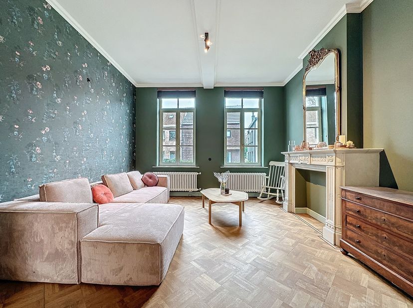 Située sur un beau terrain orienté au sud de pas moins de 2 045 m², cette maison de ville unique est la base idéale pour ceux qui recherchent espace,