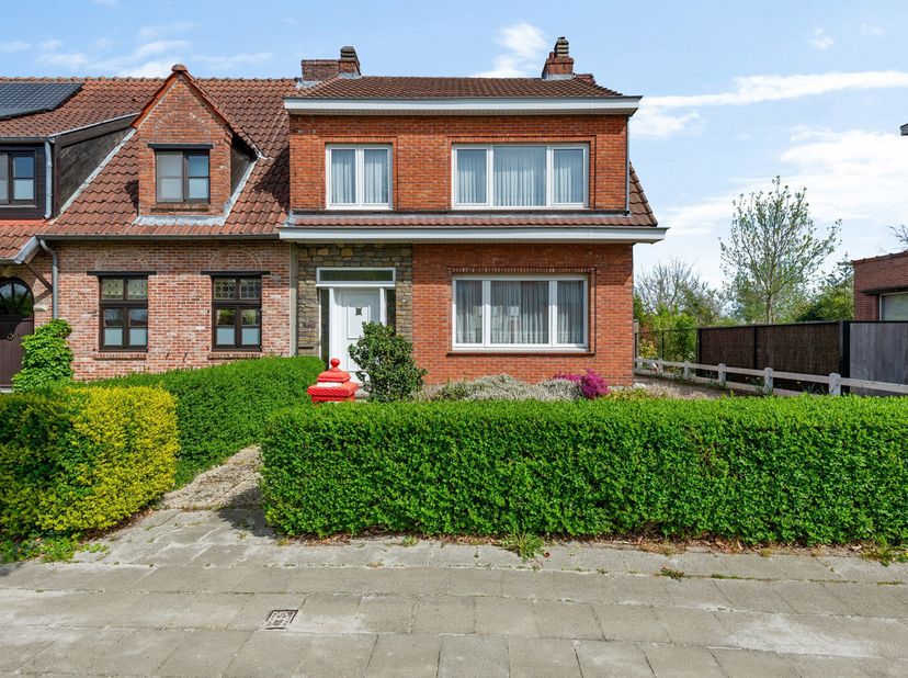 Gunstig gelegen woning met 3 slaapkamers en af te werken zolderruimte&lt;br /&gt;
Algemeen:&lt;br /&gt;
- Zeer gunstige locatie in Hove&lt;br /&gt;
- Vlakbij belangrijk