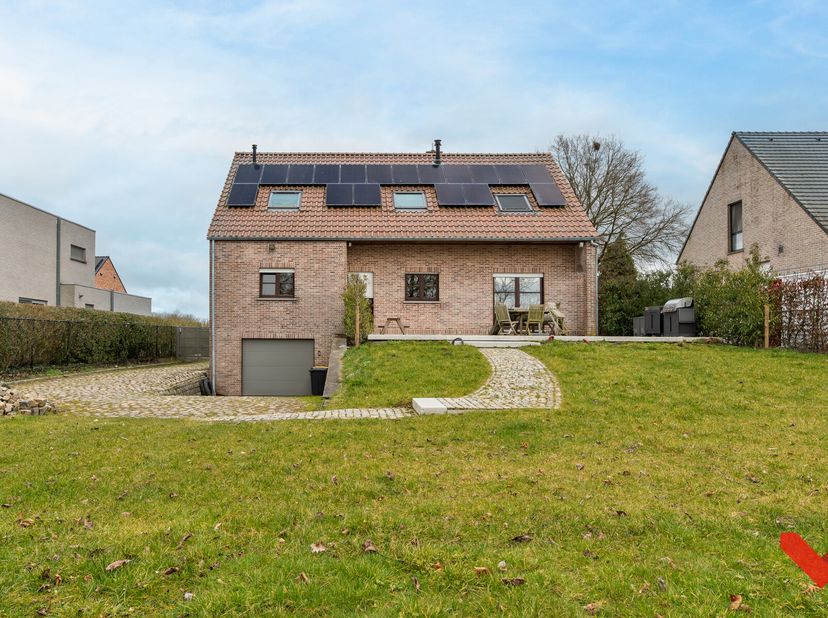 Deze vrijstaande woning in Hoeleden biedt een zee van ruimte, zowel binnen als buiten, en is ideaal voor wie op zoek is naar een rustige, landelijke w